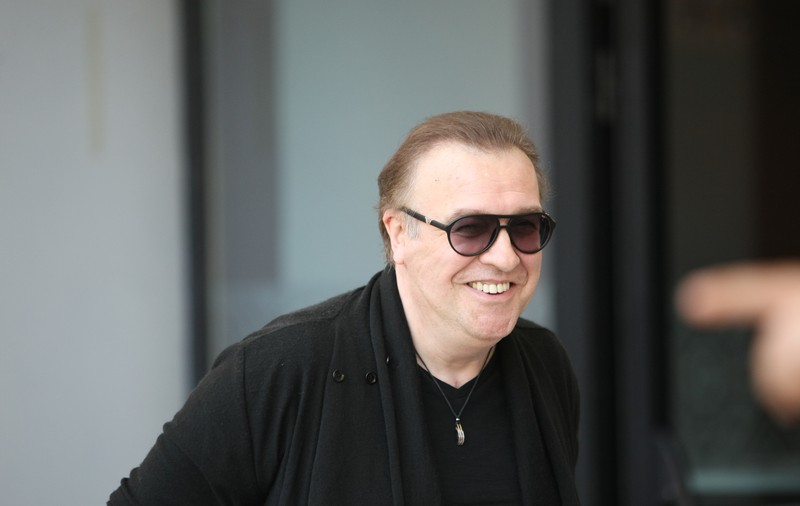 Rămas fără VH2, Gabriel Cotabiță cântă cu un Holograf! Prietenul lui, Mugurel Vrabete, i-a dat o piesă compusă de el