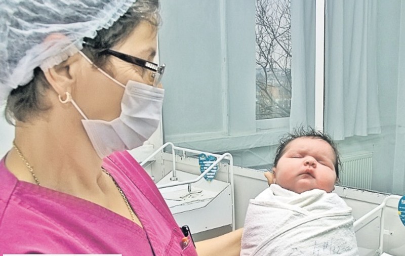 Copil cu greutate record: 6kg! Din păcate, va fi abandonat de mamă