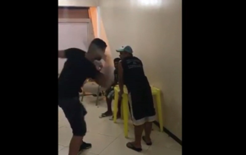 Diego Costa și-a bătut un prieten cu papucul! A fost un ”botez” sau un pariu pierdut? VIDEO