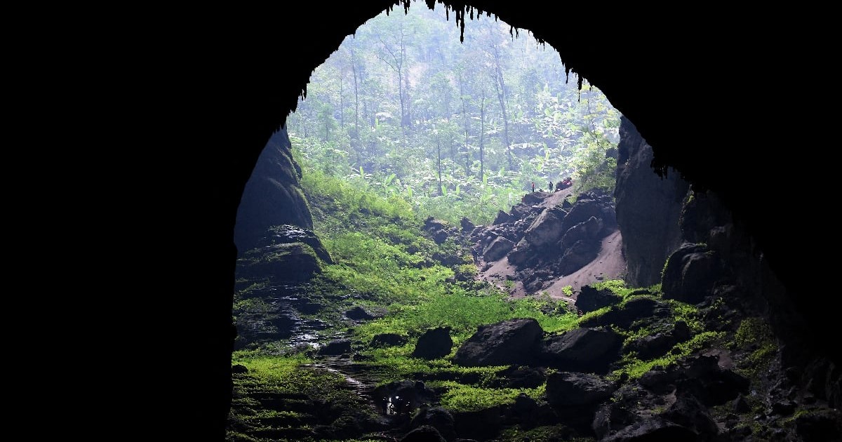 Intrarea în Son Doong, considerată cea mai mare peșteră din lume. Fotografia a fost realizată pe 18 ianuarie 2021 și prezintă vizitatori în peșteră,