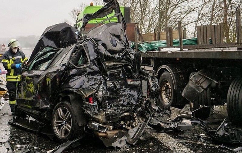 BMW X5 strivit între camioane, trei morți în bolidul de lux, niciunul n-a putut fi încă identificat după accidentul din Germania