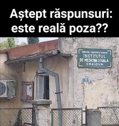 Clădirea de la intrare, înainte de renovare