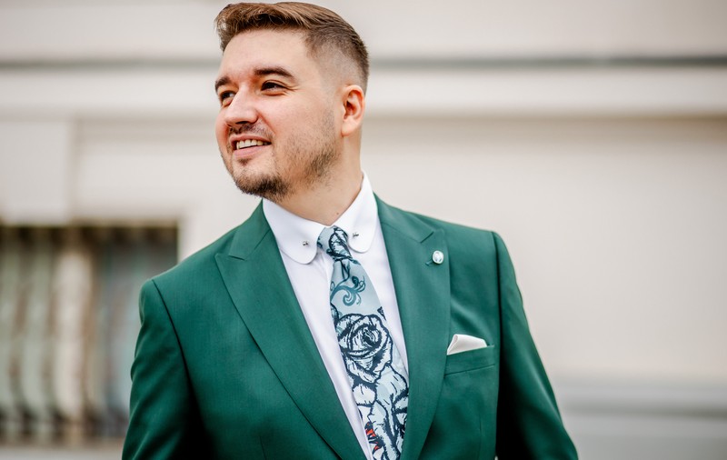 Un singur costum, cinci ocazii - cum să fii impecabil la orice eveniment fără să-ți schimbi garderoba