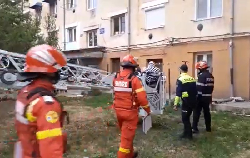 Patru persoane intoxicate cu fum au fost transportate la spital și 25 evacuate, în urma unui incendiu într-un un bloc din Balș