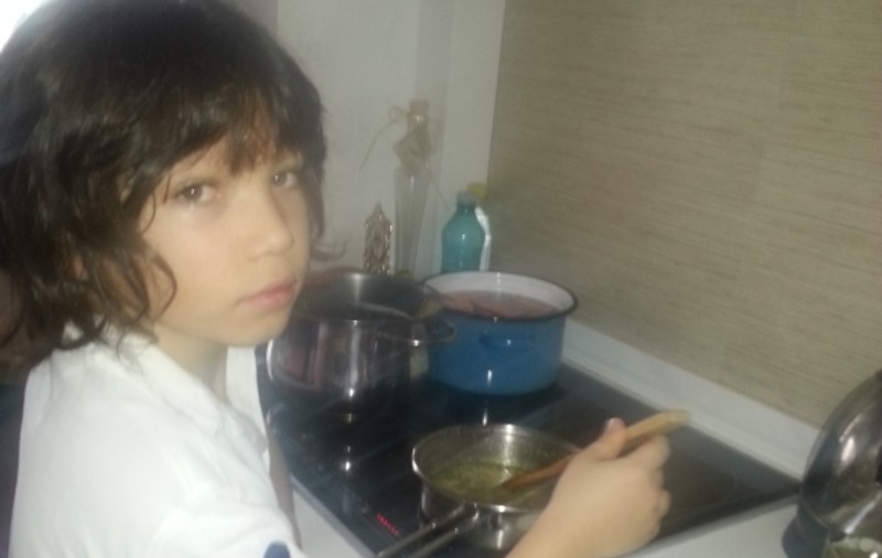 La 8 ani, băiatul lui Nelly Năstase FACE FURORI ÎN BUCĂTĂRIE! Motivul te va uimi
