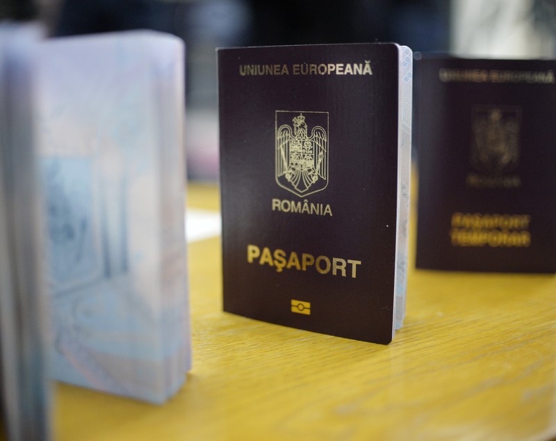 FOTO - Așa arată noile pașapoarte! Au imagini cu Delta Dunării, Sfinxul, Arcul de Triumf și Cetatea Sucevei