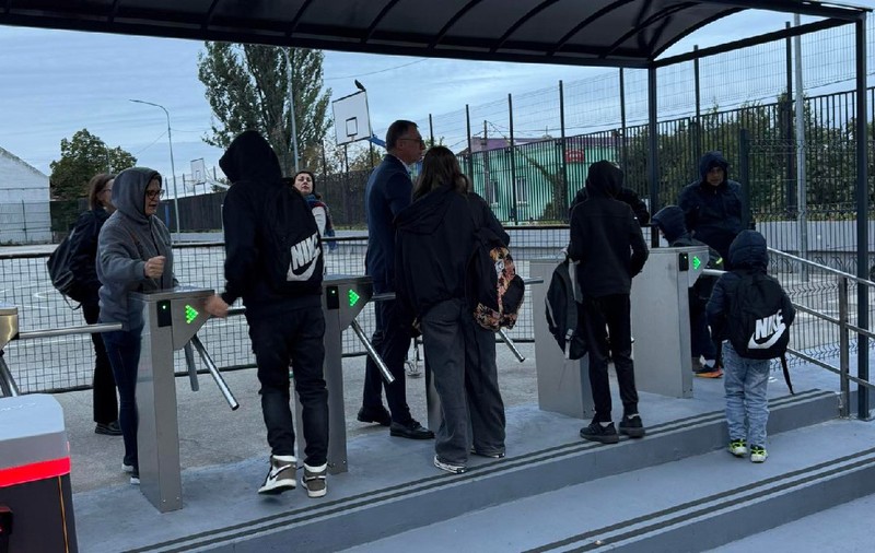 La un liceu din Craiova, accesul se face ca la metrou, pe bază de cartelă