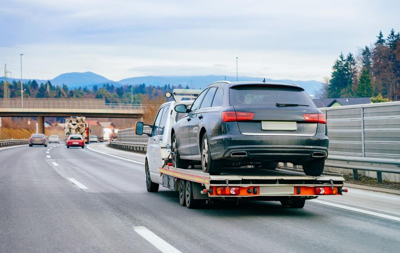 Te-a lăsat mașina și nu știi ce să faci? Apelează la o firmă de tractări auto! Iată avantajele