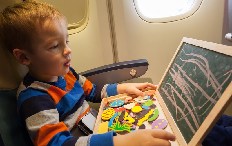 Când copilul ”îşi ia zborul” de unul singur... Tot ce trebuie să ştii despre călătoria cu avionul în UE a unui minor neînsoţit