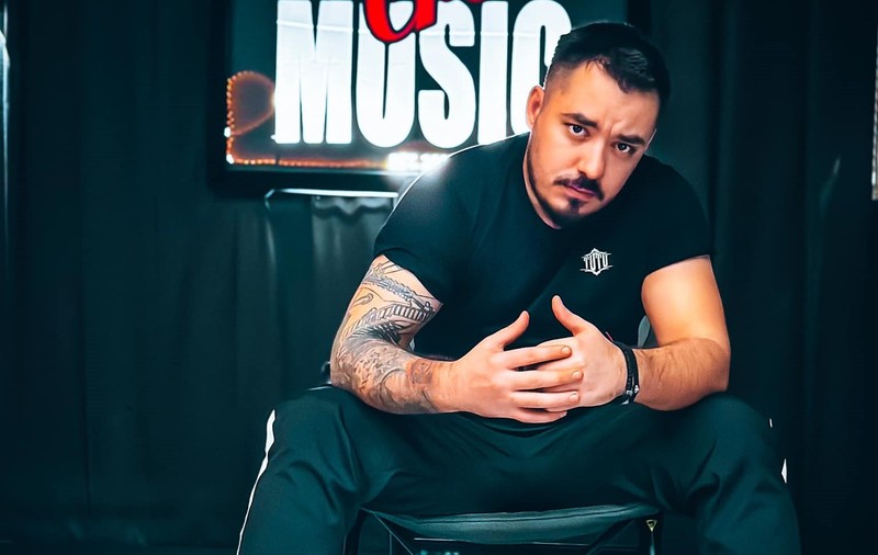 Adrian Țuțu, primul câștigător „Românii au talent”, lansează piesa „O secundă”. Videoclipul îl are în rol principal pe atletul Valentin Tănase