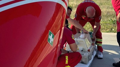 Echipaj SMURD incubator bebelus Carmen Diana Cimpoesu Facebook (1)