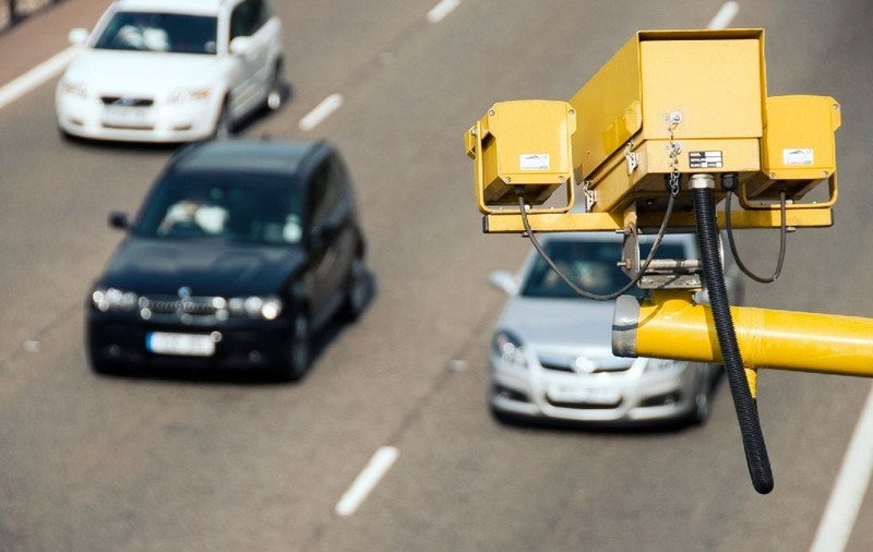 Un șofer de BMW a fost prins de radar de două ori în aceeași zi, pe același drum din Germania. Ministrul de interne al Bavariei: „Luați piciorul de pe accelerație!”