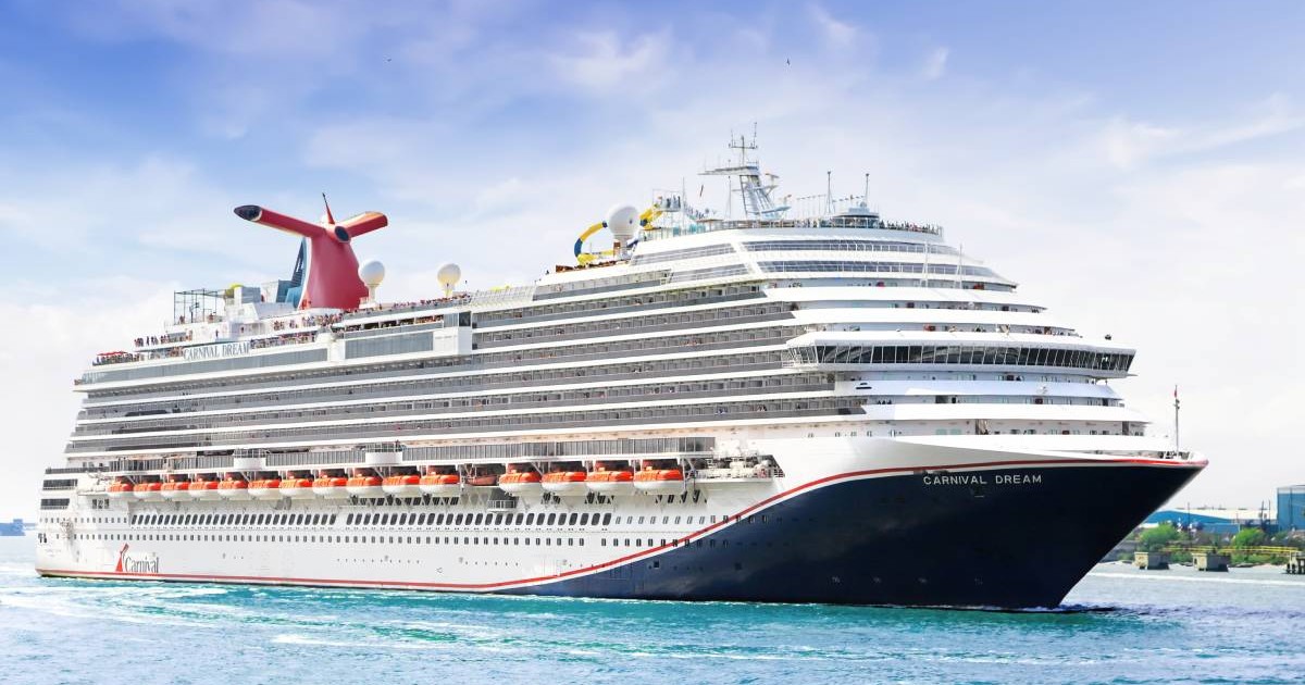 Vas de croazieră Carnival Dream navighează din portul Galveston într-o zi însorită. Portul este o destinație populară de croazieră din Caraibe