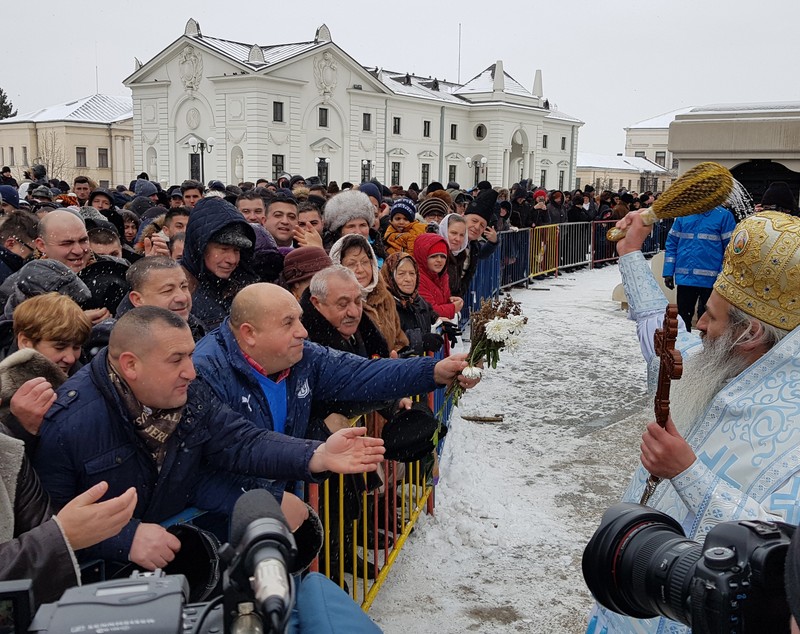 VIDEO&FOTO/ Peste 15.000 de litri de agheasmă au fost împărțiți la Iași. Nici anul acesta nu au lipsit îmbrâncelile și certurile