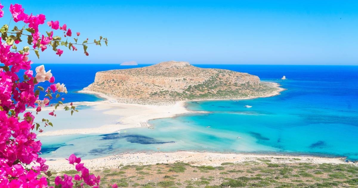 Plaja Balos, din Creta, este cunoscută pentru laguna cu ape turcoaz, nisipul alb și peisajul spectaculos, unul dintre cele mai fotografiate din Grecia.