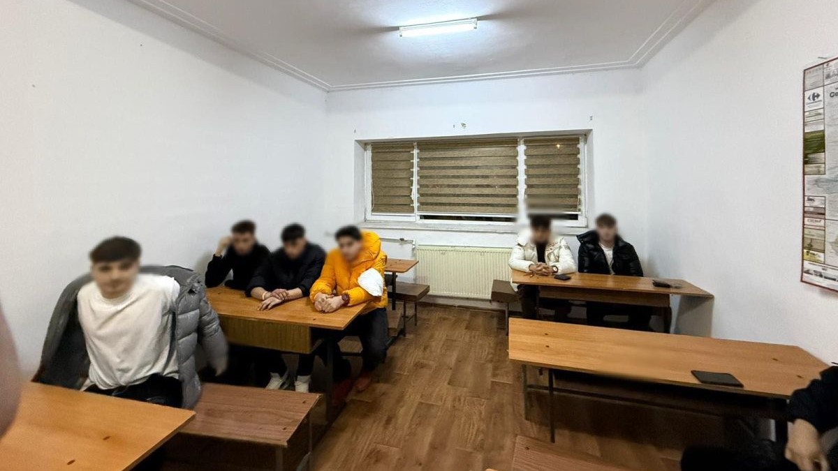 Șase tineri stau în bănci în sediul Poliției Mamaia după ce s-au bătut în Constanța și au fost despărțiți de jandarmi, 26 decembrie 2025