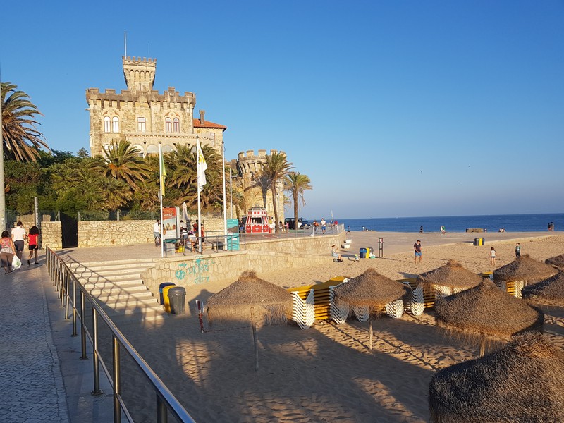 Castel aflat pe malul Oceanului Atlantic, în Estoril, o staţiune din apropierea Lisabonei, care se învecinează cu Cascais, orăşelul unde Mircea Eliade a avut o casă