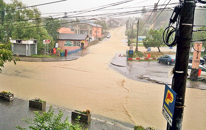 Dezastru la Orşova din cauza precipitaţiilor. Înghiţit de pământ!