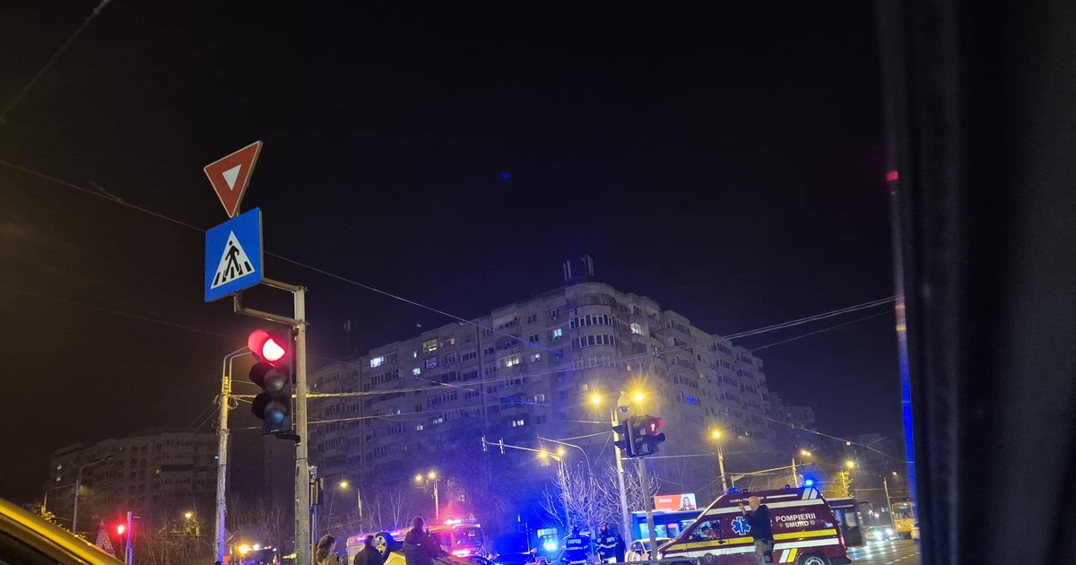 mașină de poliție răsturanată într-o intersecție din București