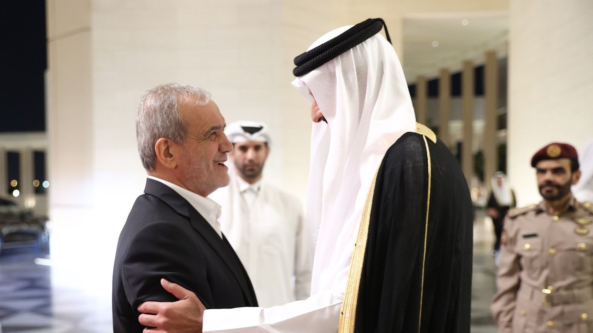 Masoud Pezeshkian în timpul unei discuții cu șeicul Mohammed bin Abdulrahman bin Jassim Al Thani Foto: Profimedia