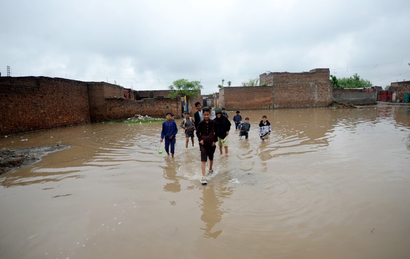 Zeci de morți în Pakistan, în urma inundațiilor puternice și a furtunilor care au lovit țara