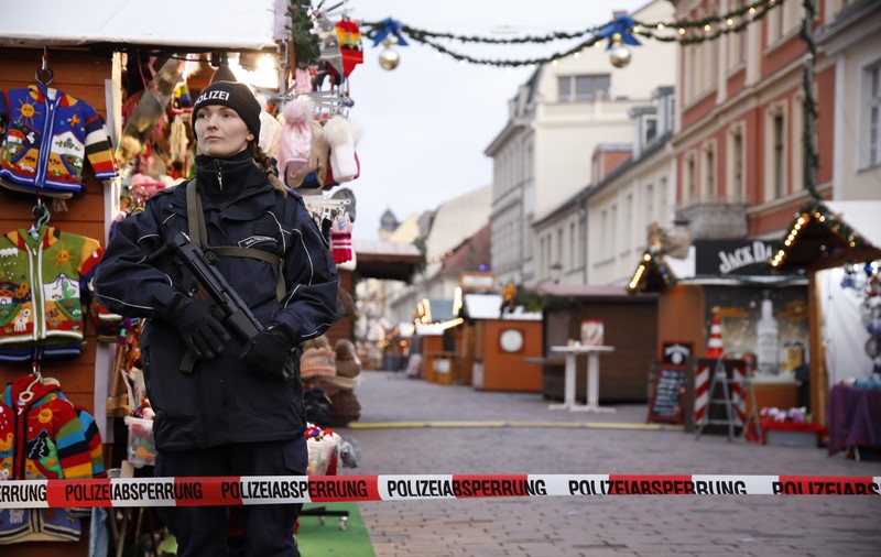 UPDATE | Alertă la un târg de Crăciun din Germania. A fost găsit un dispozitiv explozibil