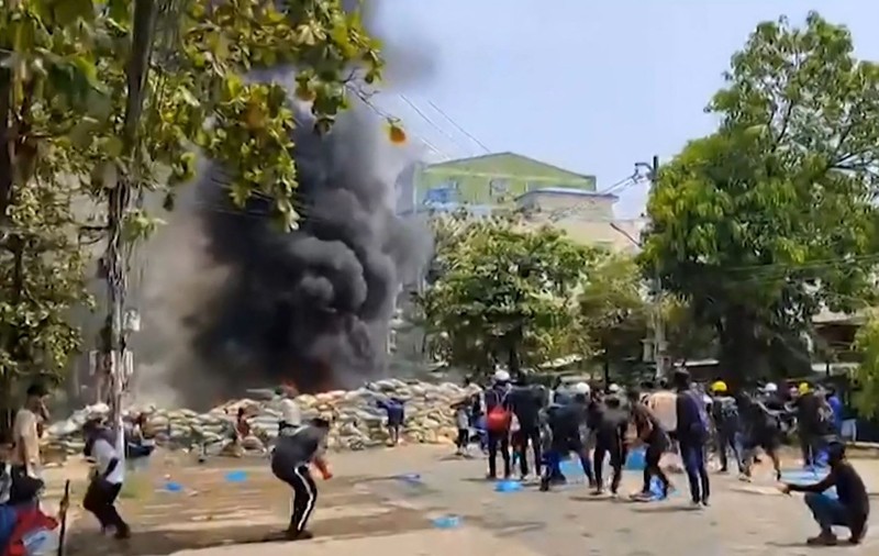 „Am învățat pe YouTube să tratez rănile provocate de împușcături”. Jurnalul unui medic din Myanmar, țara în care armata a ucis zeci de oameni într-o zi