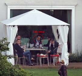 Călin Mitică, alături de alți invitați, pe terasa restaurantului