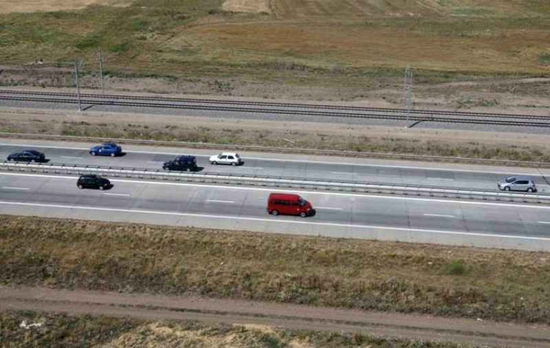 Trafic blocat pe autostrada A1. Un TIR a lovit un parapet și au avut loc scurgeri de combustibil