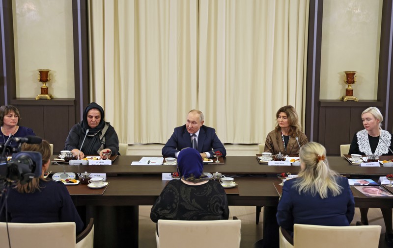 Întâlnirea lui Putin cu mamele soldaților, un fake? Femeile fotografiate alături de el sunt din structurile proguvernamentale