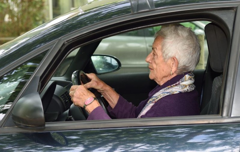 O șoferiță de 80 ani a provocat un accident în lanț după ce a urcat băută la volan