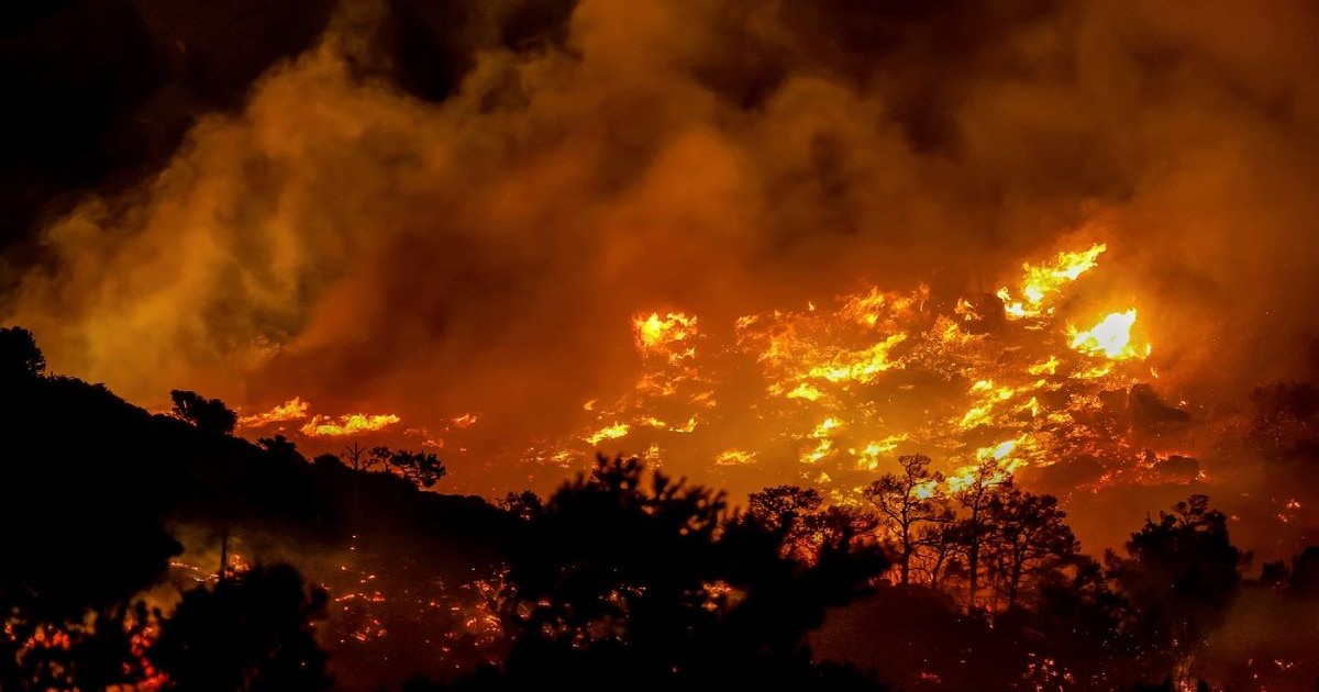 Imagine de noapte cu flăcări uriașe din incendiul de pădure de pe insula Creta din Grecia