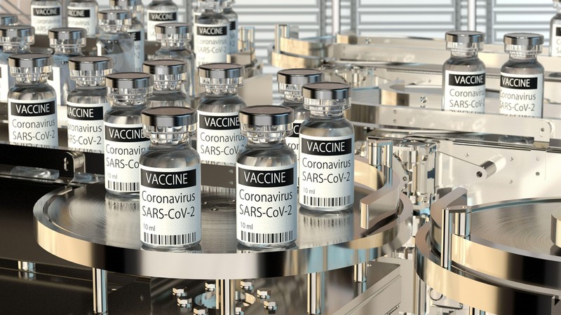 Vaccinul COVID-19, pe o linie de producție într-o fabrică farmaceutică. Foto: profimediaimages.ro