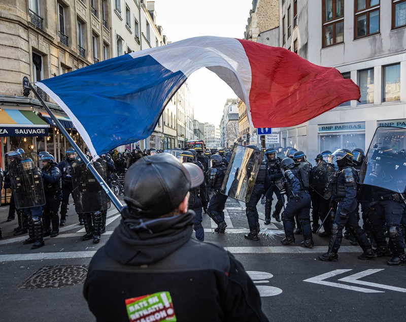 „Macron, suntem aici!”. Noi proteste la Paris, împotriva creșterii vârstei de pensionare