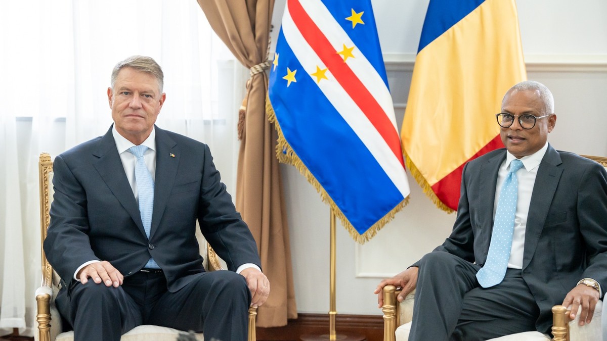 Klaus Iohannis și José Maria Neves, în timpul întâlnirii oficiale, în prima zi a vizitei președintelui român în Capul Verde