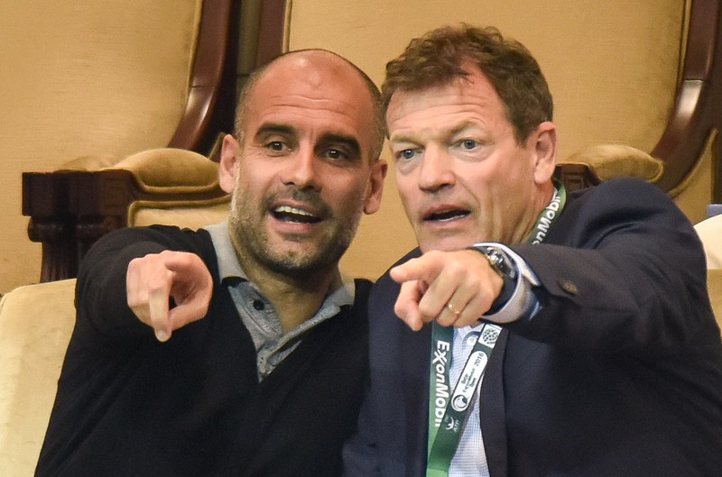 epa05094197 Munich's head coach Pep Guardiola (L) in the stands during the final match of the Qatar ATP Open Tennis tournament Rafael Nadal of Spain vs Novak Djokovic of Serbia at Khalifa Tennis Complex in Doha, Qatar, 09 January 2016. EPA/-