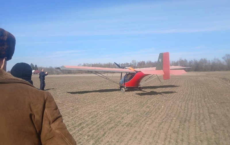 Un ucrainean a fugit de război cu un avion privat, a intrat ilegal în spațiul aerian al României și a aterizat pe un câmp, la Suceava