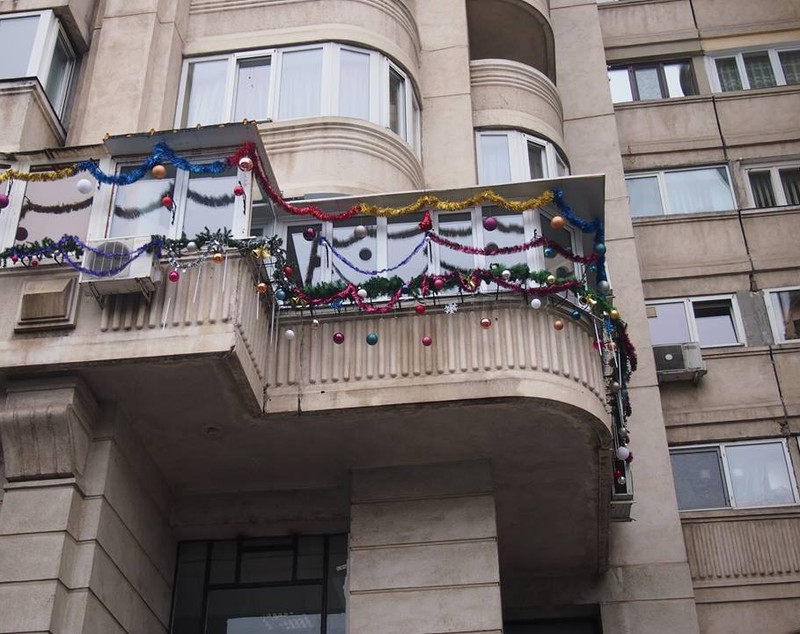 VIDEO/Cel mai frumos balcon din București, decorat de iarnă. În 2018, proprietarul promite mai multe flori