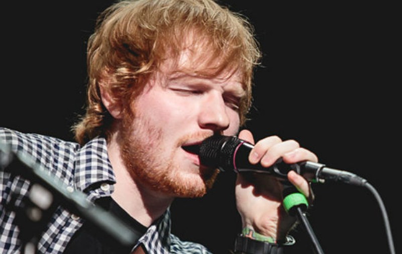 Ed Sheeran a făcut pe el în timpul unui concert