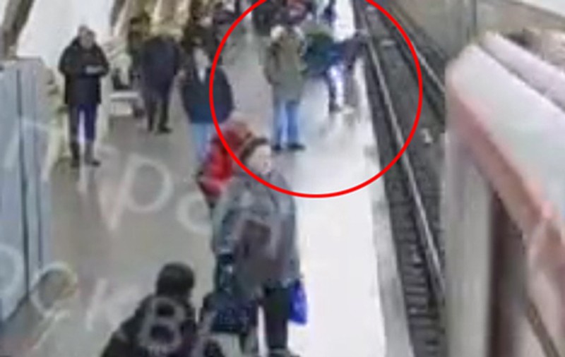 Un adolescent a supraviețuit, după ce a fost împins în fața metroului, la Moscova. Agresorul tocmai fusese externat de la psihiatrie