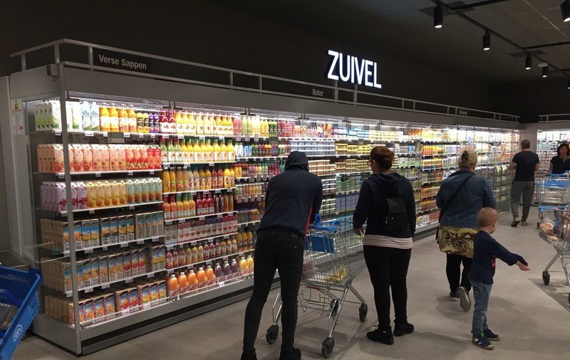 Român în vacanță în Belgia, prins cu prohabul desfăcut la raionul cu lactate, într-un supermarket și condamnat