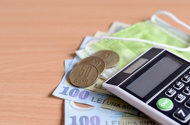 Pe perioada suspendării, economisește o parte din banii pe care nu-i mai dai la bancă. Foto: 123rf