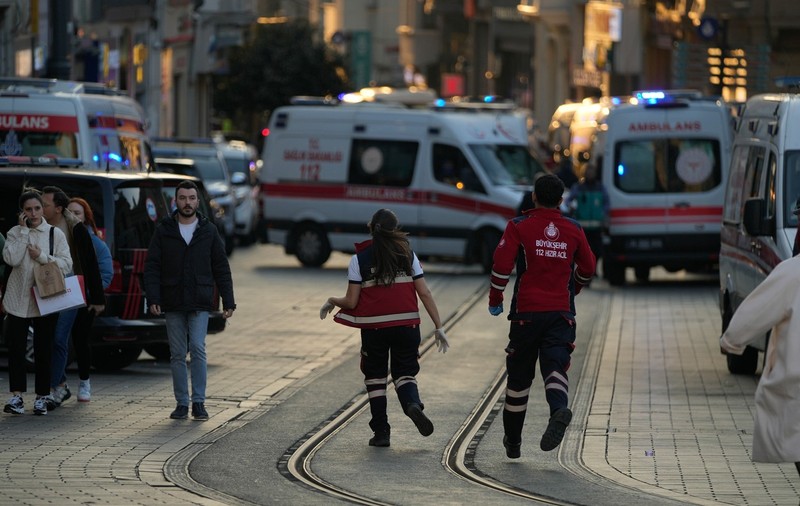 Momentul exploziei din Istanbul - VIDEO. Angajatul unui restaurant din zonă, mărturie despre reacția oamenilor surprinși acolo