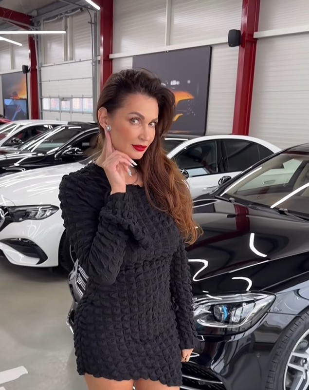 Apariția Nicoletei Luciu în rochie mini și cu bijuterii de lux a atras atenția fanilor. Ce au întrebat-o: „Verigheta e pe noptieră?”