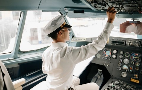 Pilot de avion în cabina aeronavei