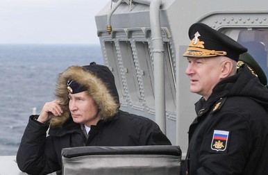 Vladimir Putin și comandatul marinei ruse, amiralul Nikolai Yevmenov, inspectează Flota Mării Negre, 2020 | Foto: EPA