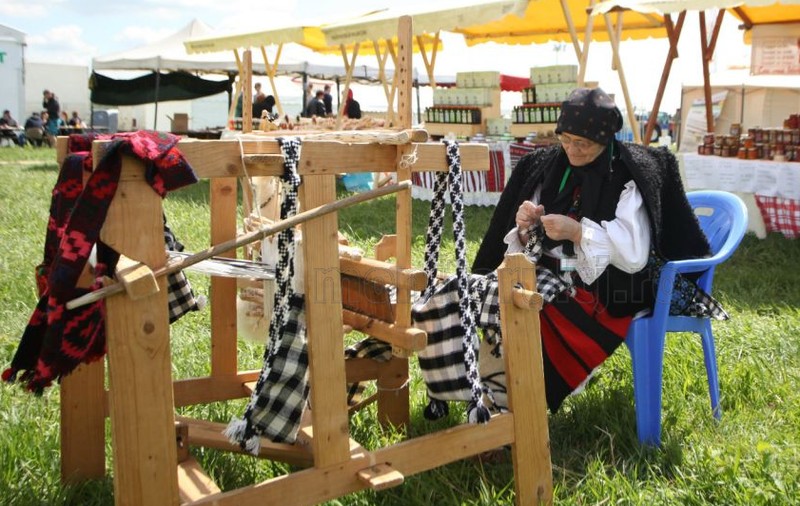 O bătrână din Maramureș promovează în străinătate arta țesutului și cusutului