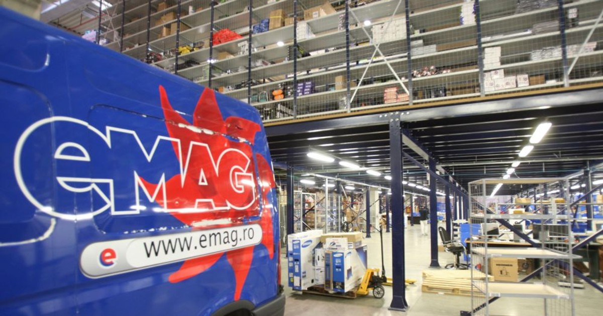 eMAG cumpără Extreme Digital. Mașină cu sigla eMAG în depozitul companiei