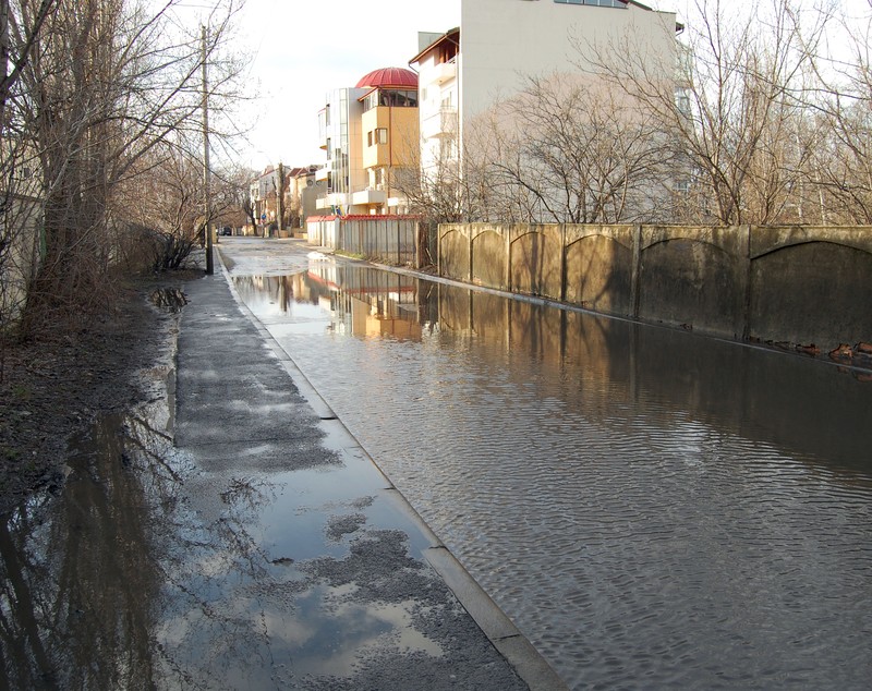 LPF a  intrat la apă! Strada pe care își are sediul a fost inundată / FOTO