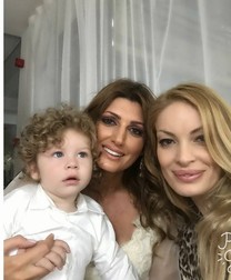 Valentina Pelinel și băiețelul ei, la botezul fetiței unei prietene